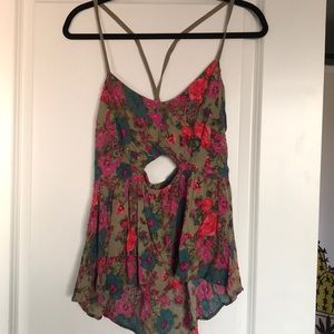 Free People SUPER FLATTERING top